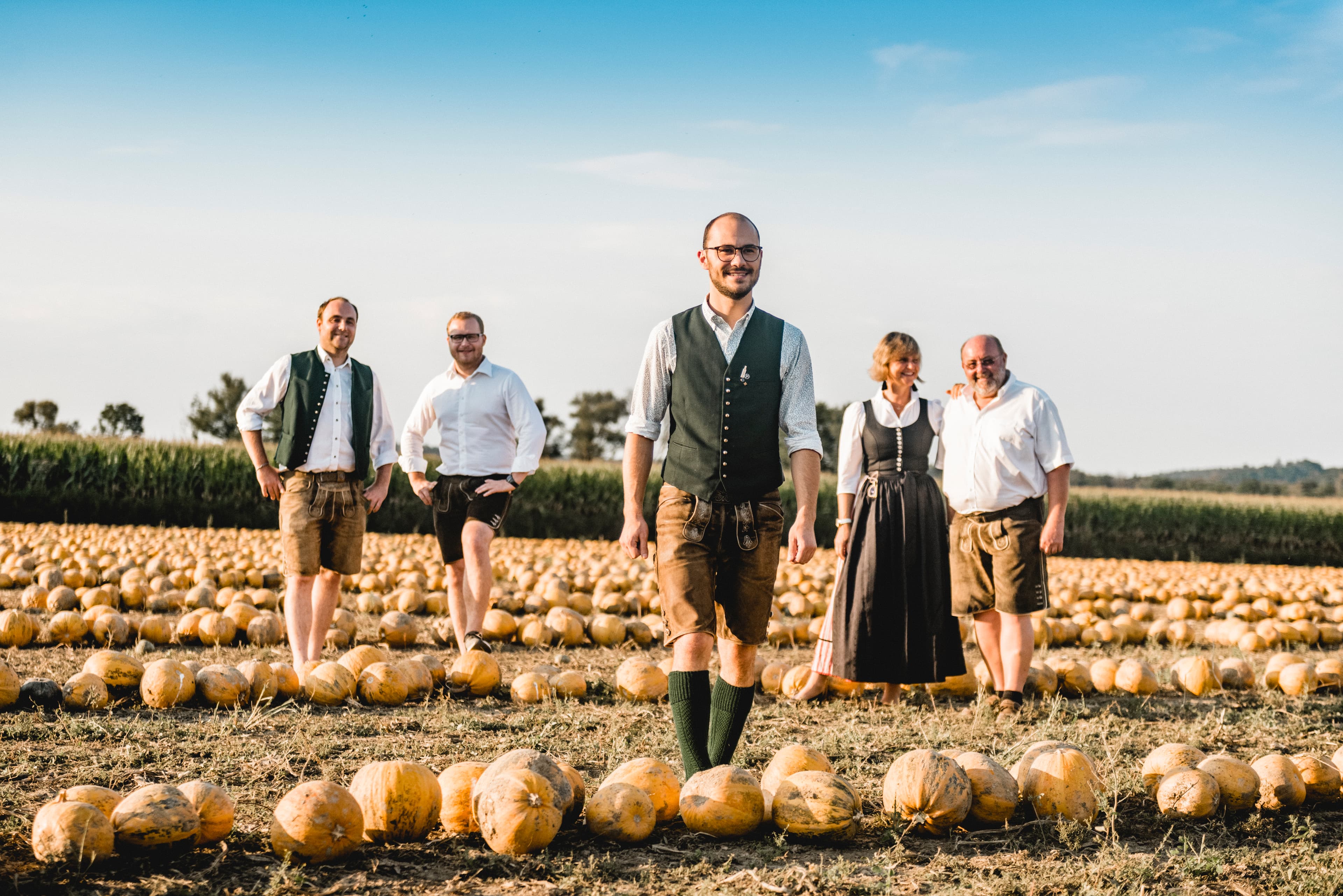 عائلة كيندلر في حقل اليقطين — شغف بالحرفة